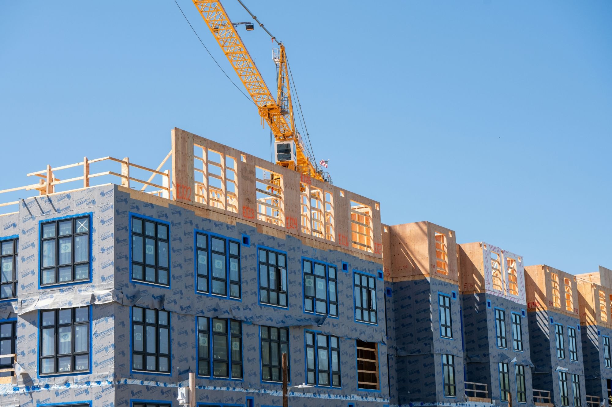 Cantiere di un edificio residenziale in costruzione con la gru