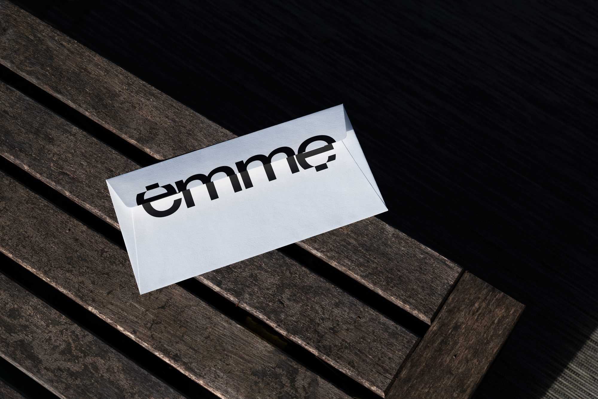 Busta Emme Works su un tavolo di legno scuro